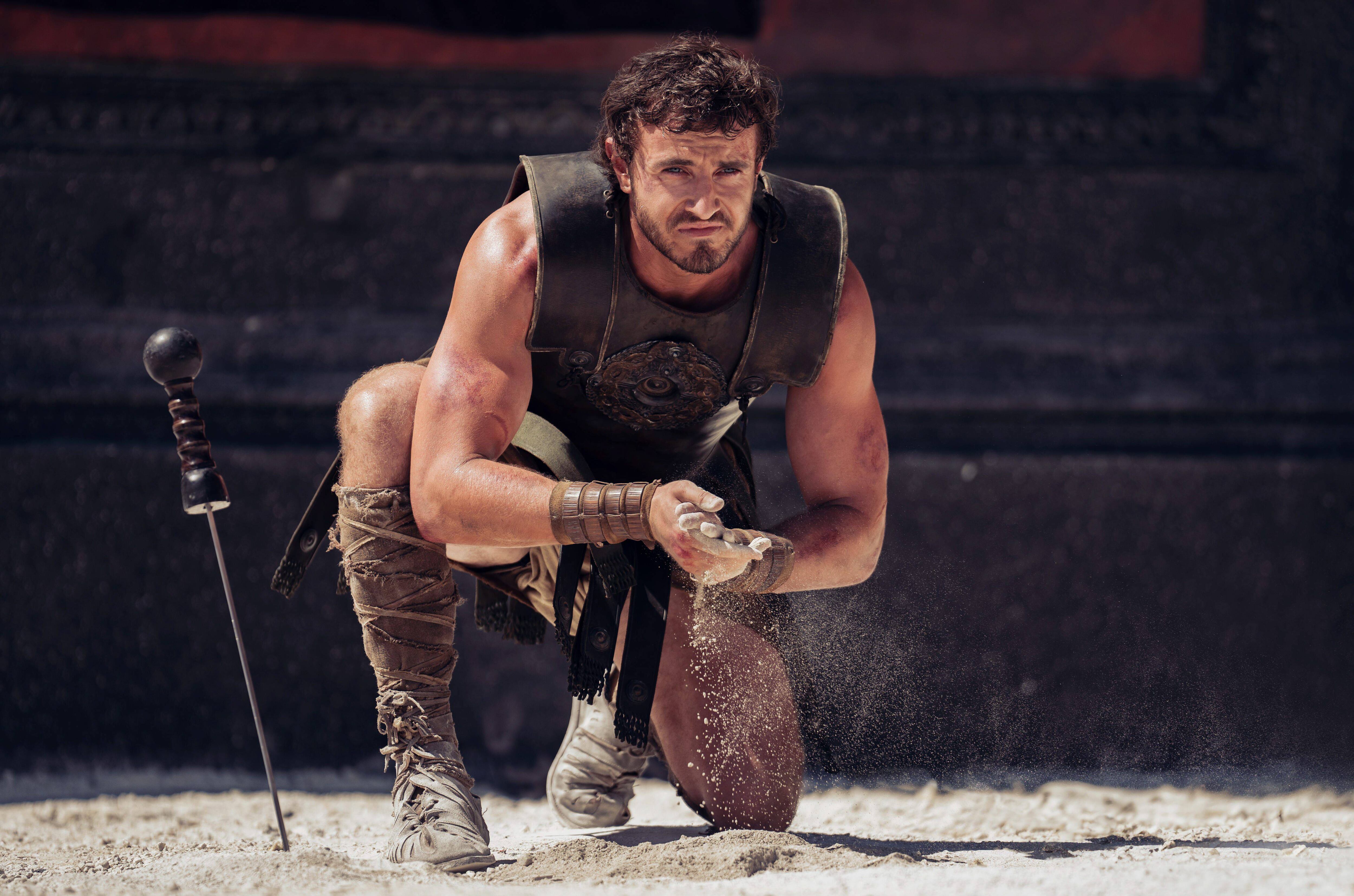 ‘Caras iPhone’ y cuerpos ‘crossfit’: ¿qué hace un tío bueno de Instagram en el foro de ‘Gladiator II’?