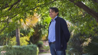 El escritor Mart&iacute; Dom&iacute;nguez en el Jard&iacute;n Bot&aacute;nico de Valencia. 