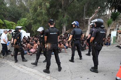 Agentes de la Policía controlan a los inmigrnates en el Centro de Internamiento de Ceuta.
