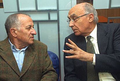Los escritores Juan Goytisolo (izquierda) y José Saramago (derecha), en el Salón del Libro en París.