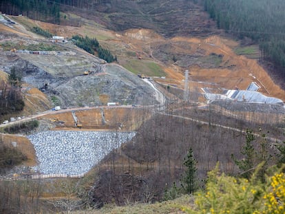 Vista del vertedero Zaldibar, en febrero de 2021, durante los trabajos para la estabilización de la ladera desplomada.