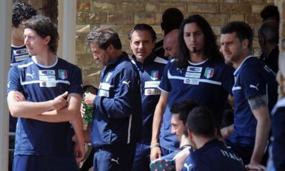 Cesare Prandelli (centro), junto a varios jugadores italianos