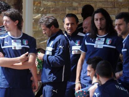 Cesare Prandelli (centro), junto a varios jugadores italianos