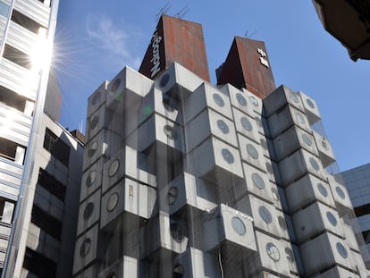 El arquitecto Kisho Kurokawa imaginó 140 cápsulas prefabricadas como pequeños apartamentos de paso para profesionales que quisieran evitar los largos desplazamientos a sus hogares en el extrarradio.