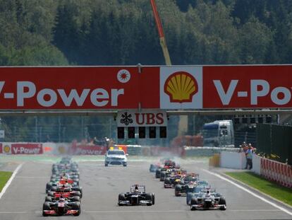 Pastor Maldonado arranca antes de que se iluminen las luces verdes del semáforo.