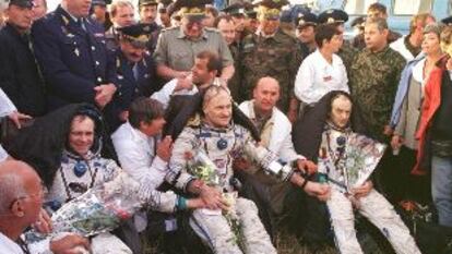 La última tripulación de la Mir. De izquierda a derecha, los rusos Sergéi Avdéyev y Víctor Afassayev, y el francés Jean-Paul Haignere.