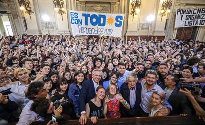 Alberto Fernández y José Mujica con alumnos del Colegio Nacional Buenos Aires, el viernes 11 de octubre.