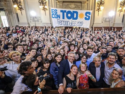 Alberto Fernández y José Mujica con alumnos del Colegio Nacional Buenos Aires, el viernes 11 de octubre.