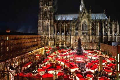 Mercadillo navideño junto a la catedral de Colonia (Alemania).