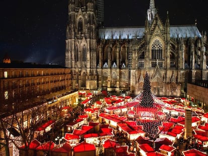 Mercadillo navideño junto a la catedral de Colonia (Alemania).