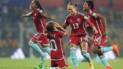 Jugadoras de la selección Colombia celebra después de ganar al equipo de Nigeria el partido de semifinales de la Copa Mundial Femenina Sub-17 de la FIFA 2022, en India, el 26 de octubre de 2022.