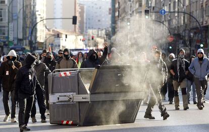 Manifestantes colocan un contenedor en Burgos.
