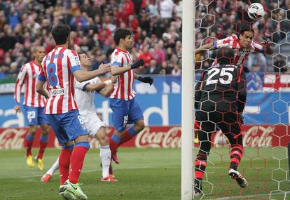 Falcao remata de cabeza logrando el gol del Atlético en la derrota ante el Madrid (1-2) en la 33ª jornada de Liga de la temporada 2012-2013