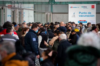 Decenas de personas hacían cola el lunes en el centro de vacunación del WiZink, en Madrid.