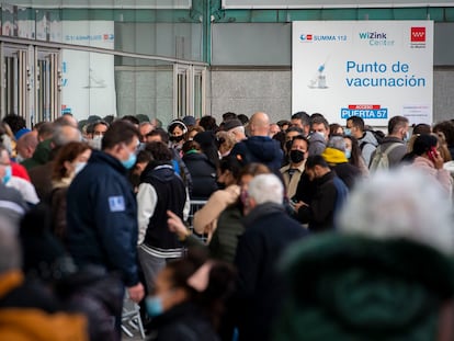 Decenas de personas hacían cola el lunes en el centro de vacunación del WiZink, en Madrid.