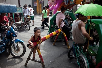 De la joven Mené Rocha, "culta, inquietante, independiente", se hace inseparable en su primera estancia en Filipinas. Lo lleva a mercados populares, a callejuelas “muy peligrosas para los blancos”, llenas de bares de mala reputación. Se mueven en carretela (calesas de dos plaza tirada por un caballo) y también en los <em>jeepneys</em> (camionetas de transporte colectivo)". En su biografía del poeta, Miguel Dalmau dice que comerán en las calles huevos balut: "Huevos de pato a medio incubar, con pico coalescente y plumitas comestibles".
El diario está marcado por la carne (el "histerismo erótico"), pero no exento de ternura, sobre todo hacia Mené: "Mi afecto y mi afición por ella están ahora muco mejor fundados y sé que podríamos convivir perfectamente. Me pregunto si llegaría a inspirarme ternura, que es conmigo la única manera genuina de llegarme a inspirar deseo. Hasta ahora jamás me ha ocurrido con una mujer".