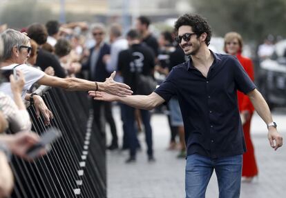 El actor y productor Chino Darín saluda a sus fans durante la presentación de la comedia romántica "El amor menos pensado".