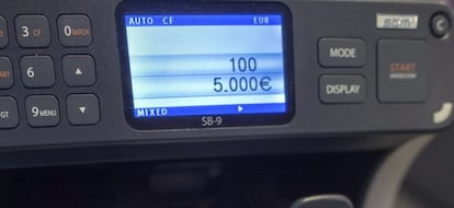 Un empleado de banca saca 5.000 euros en billetes de 50 de un cajero automático