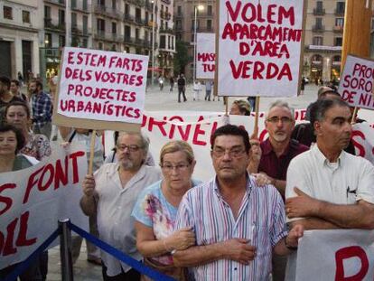 Concentración de protesta de vecinos del Born, ayer en la inauguración del nuevo equipamiemto.