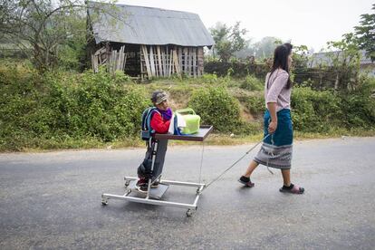 La madre de Kum le lleva al colegio en un carrito.