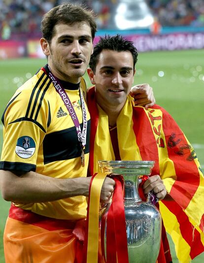 Casillas y Xavi posan con el trofeo de la Eurocopa, tras el partido de la final en 2012 entre España e Italia en el estadio Olímpico de Kiev, Ucrania.