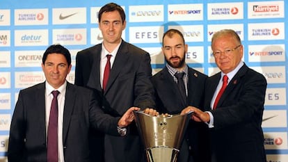 Xavi Pascual y Erazem Lorbek, por el Barcelona, y Spanoulis y Dusan Ivkovic, por el Olympiakos, posan con la Euroliga