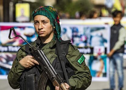 Un miembro de la Fuerza de Seguridad Interna kurda conocida como Asayesh hace guardia durante una protesta contra el asalto turco al noreste de Siria.