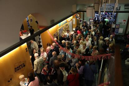 Cola para votar en el Espacio Joven La Fontana, en Barcelona.