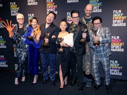 El elenco y los directores de 'Todo a la vez en todas partes' en los premios Spirit, donde se quedaron con siete premios de ocho nominaciones.