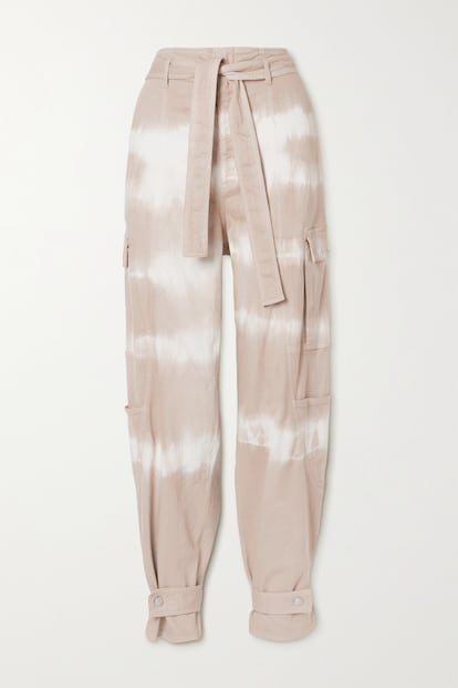 Stella McCartney hace un guiño a las nostálgicas de los 90 con estos pantalones cargo de estampado tie-dye. Un diseño original que incluye cintura alta ajustada y botones para ajustar también los bajos al tobillo. 635€.

 