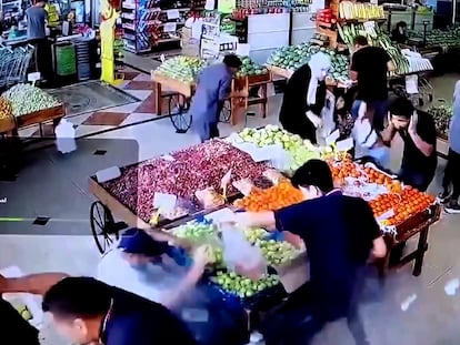 Captura del momento en el que la bolsa de un hombre ha explotado en medio de un supermercado en Beirut (Líbano)