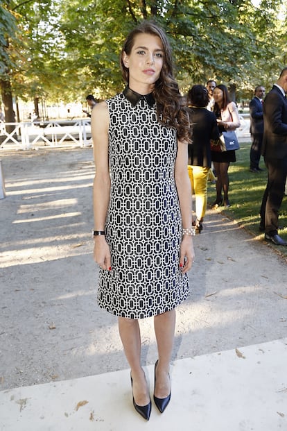 Estampado en blanco y negro. Carlota Casiraghi asiste al evento Montblanc Boheme de París en la Orangerie Ephemère el 10 de julio de 2015 con un minivestido sin mangas que resuelve la tarea de vestir formal cuando hace calor.