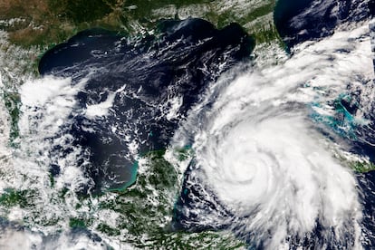 Imagen de satélite del huracán 'Ian', de categoría 3, que ha tocado tierra este martes sobre el oeste de Cuba y se dirige a la costa oeste de Florida (EE UU).