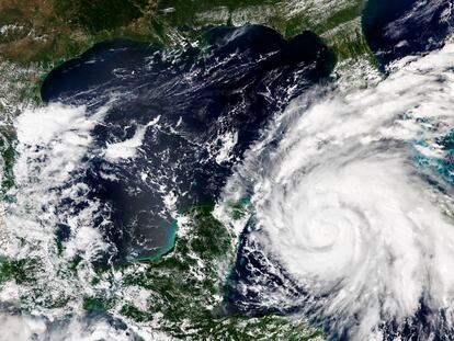 Imagen de satélite del huracán 'Ian', de categoría 3, que ha tocado tierra este martes sobre el oeste de Cuba y se dirige a la costa oeste de Florida (EE UU).