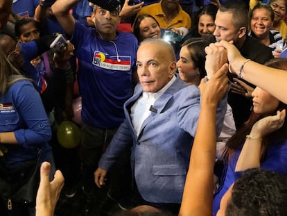 Manuel Rosales se dirige a sus seguidores en un mitin este miércoles en Maracaibo.