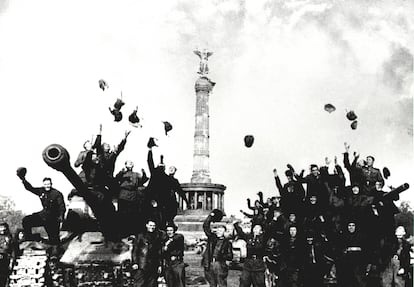 Soldados soviéticos celebran en Berlín el final de la Segunda Guerra Mundial el 9 de mayo de 1945, en una foto tomada por Mark Redkin.