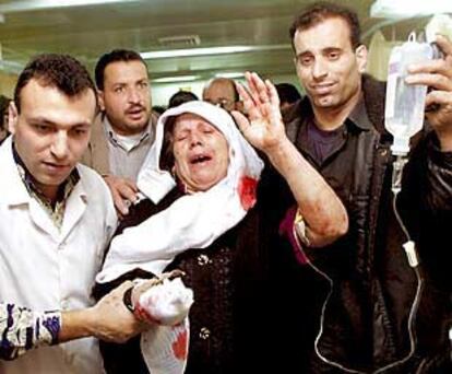 Una mujer herida durante los bombardeos israelíes en Gaza es atendida en un hospital de la ciudad.