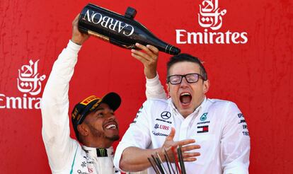 Lewis Hamilton celebra con el ingeniero de su equipo la victoria. Getty