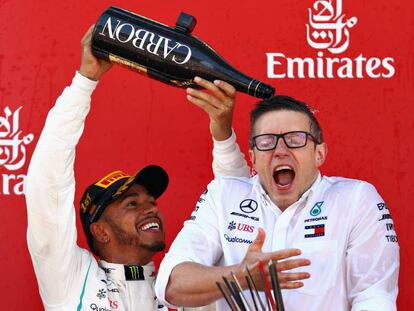 Lewis Hamilton celebra con el ingeniero de su equipo la victoria. Getty