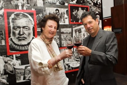 El novelista norteamericano John Hemingway (derecha), nieto de Ernest Hemingway, junto a Valerie Hemingway, secretaria y nuera del escritor, durante la inauguración de la exposición de fotografías 'Tinta, sangre y vino' en la localidad riojana de Ollauri.