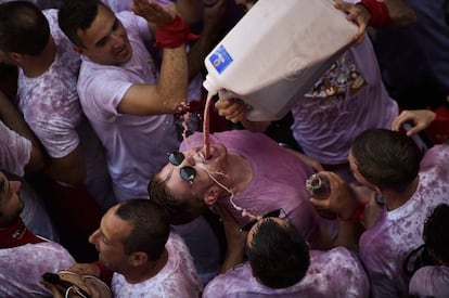 Un joven bebe de una garrafa de vino durante la celebración del Chupinazo en Pamplona.