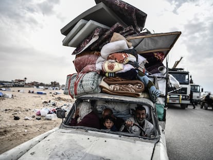 Un vehículo con ciudadanos palestinos se dirige este martes a la parte central de Gaza, tras la intensificación de los ataques en Rafah.