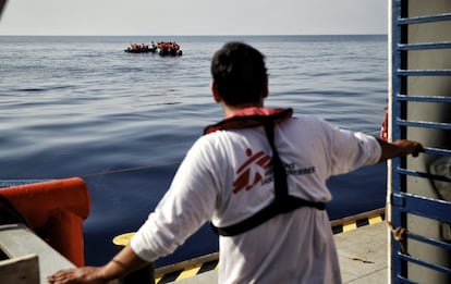 Un operario, desde el buque Dignity I, observa el primer punto de contacto entre la zodiac de Médicos Sin Fronteras y la patera con los migrantes subsaharianos.