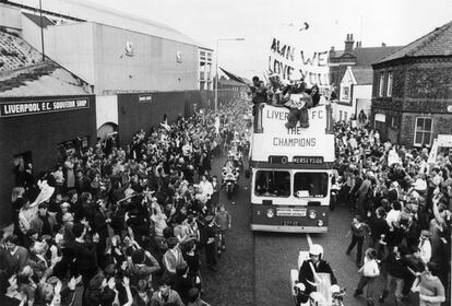 Los jugadores de Liverpool celebran el título por las calles de la ciudad, el mayo de 1981.