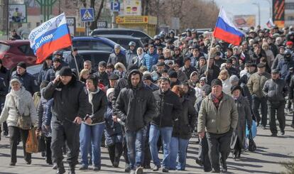 Un grupo prorruso se manifiesta este s&aacute;bado en la localidad ucrania de Lugansk para reclamar la libertad de sus colegas detenidos por separatismo. 