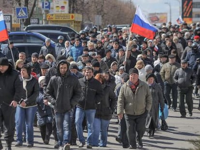 Un grupo prorruso se manifiesta este s&aacute;bado en la localidad ucrania de Lugansk para reclamar la libertad de sus colegas detenidos por separatismo. 