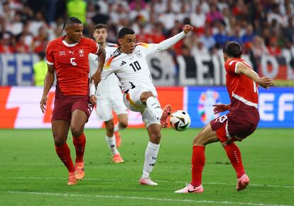 Jamal Musiala controla el balón ante el suizo Ricardo Rodríguez.