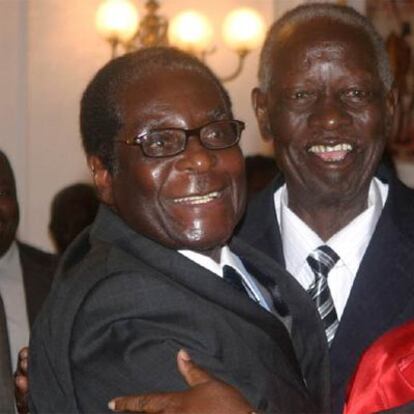 Joseph Msika, a la derecha, junto a Robert Mugabe en 2008.