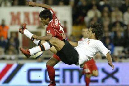 Corradi y Toledo pugnan por el balón.