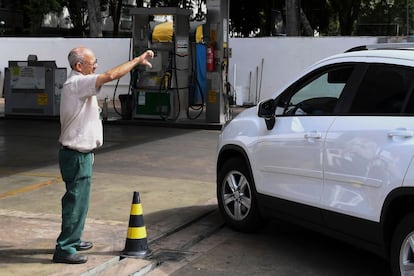 Frentista avisa para a falta de combustíveis em posto em Brasília nesta quinta-feira. 